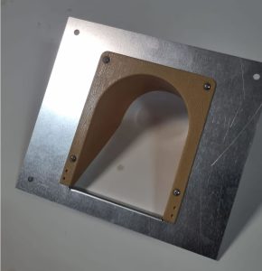 Placa zincata cu o intrare plastica