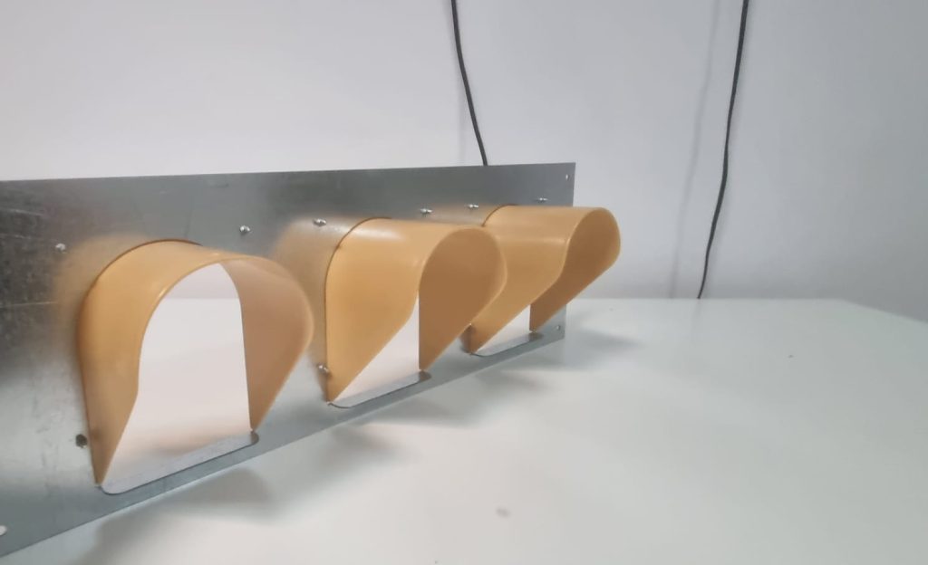 Placa zincata cu 3 intrari din plastic