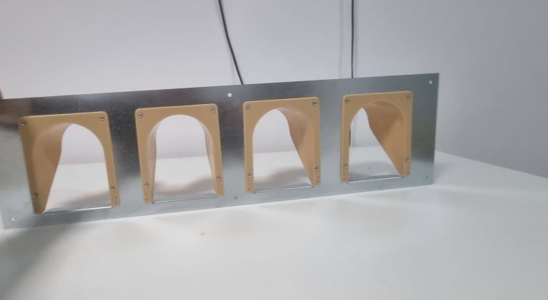 Placa zincata cu 4 intrari din plastic