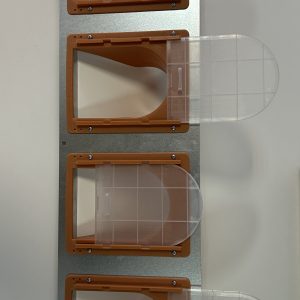 Placa zincata cu 4 intrari si usita din plastic