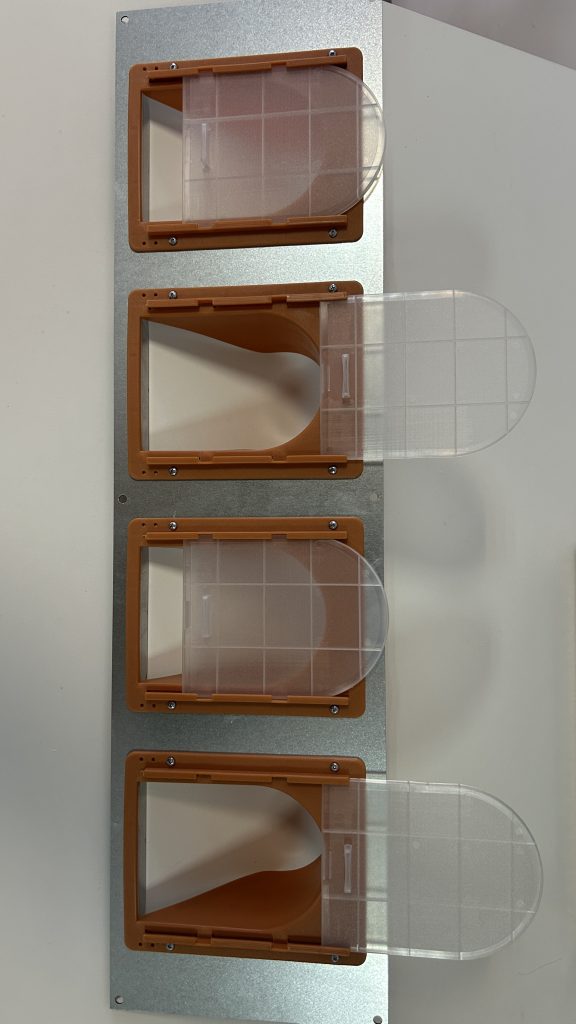 Placa zincata cu 4 intrari si usita din plastic